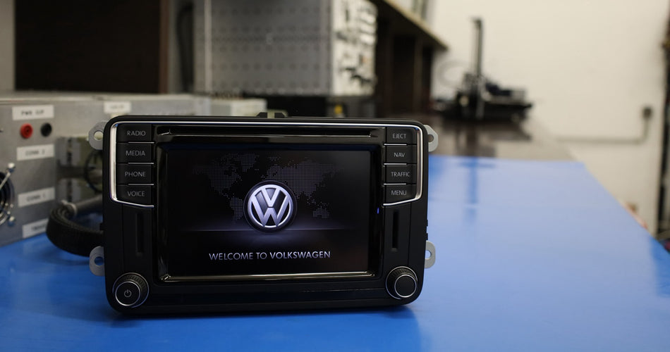 VW MIB STD2 PQ Gerät (Discover Media) mit Boot-Screen auf dem Werktisch bei RepairFirst